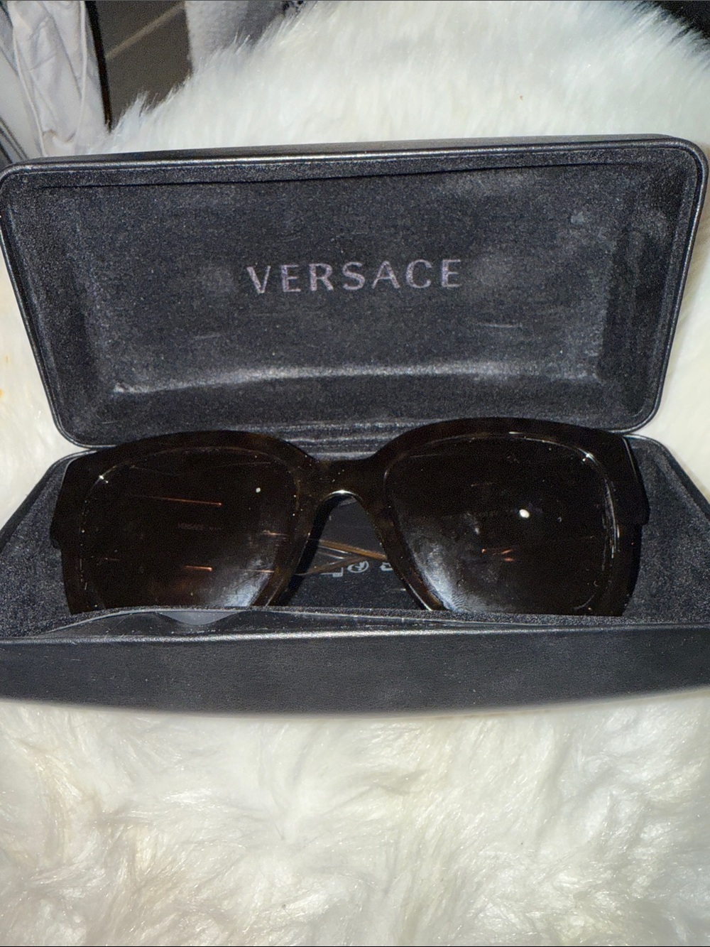 New Versace Black and Gold Medusa sunglasses with Case - Picture 3 of 6